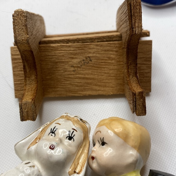 Cute Bride and Groom Salt and Pepper Shakers - Picture 7 of 8